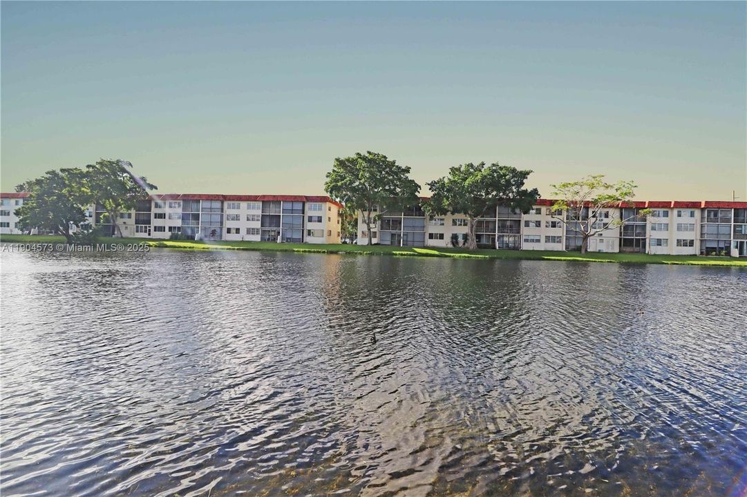 Под контрактом: $115,000 (2 спален, 2 ванн, 1170 Квадратных фут)