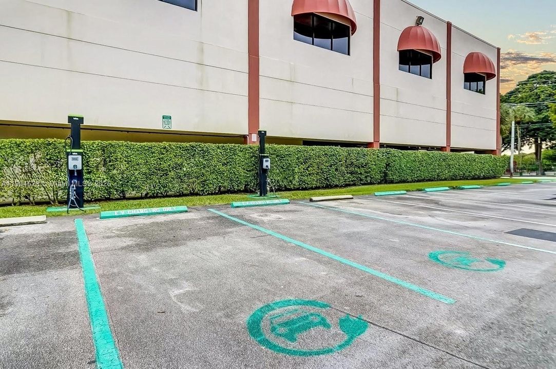 Под контрактом: $115,000 (2 спален, 2 ванн, 1170 Квадратных фут)