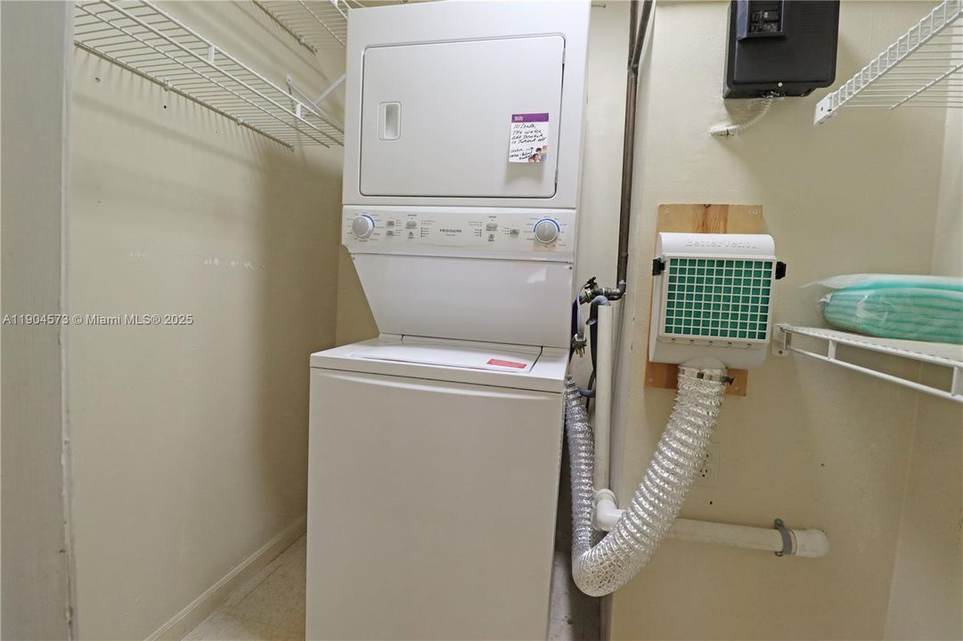 Под контрактом: $115,000 (2 спален, 2 ванн, 1170 Квадратных фут)