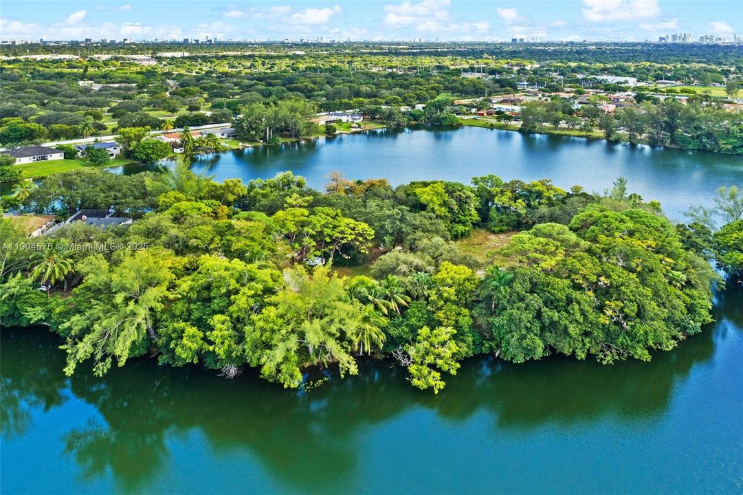 待售: $335,000 (1.43 acres)