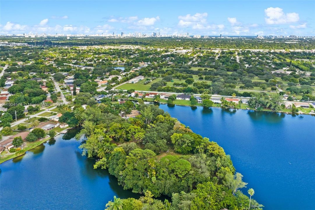 待售: $335,000 (1.43 acres)