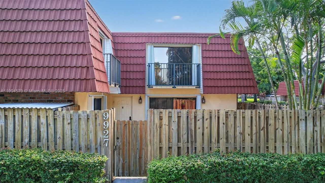 Beautiful well kept corner-unit townhouse with neat landscaping and a welcoming front entry in the heart of Plantation.