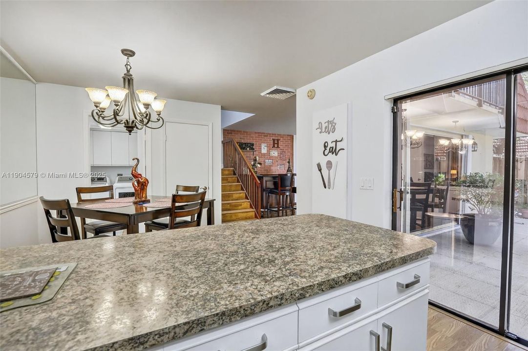 For Sale: $350,000 (2 beds, 2 baths, 1372 Square Feet)