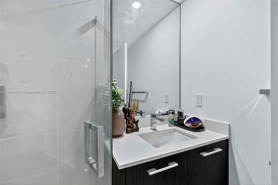 Recently Rented: $4,300 (1 beds, 2 baths, 843 Square Feet)