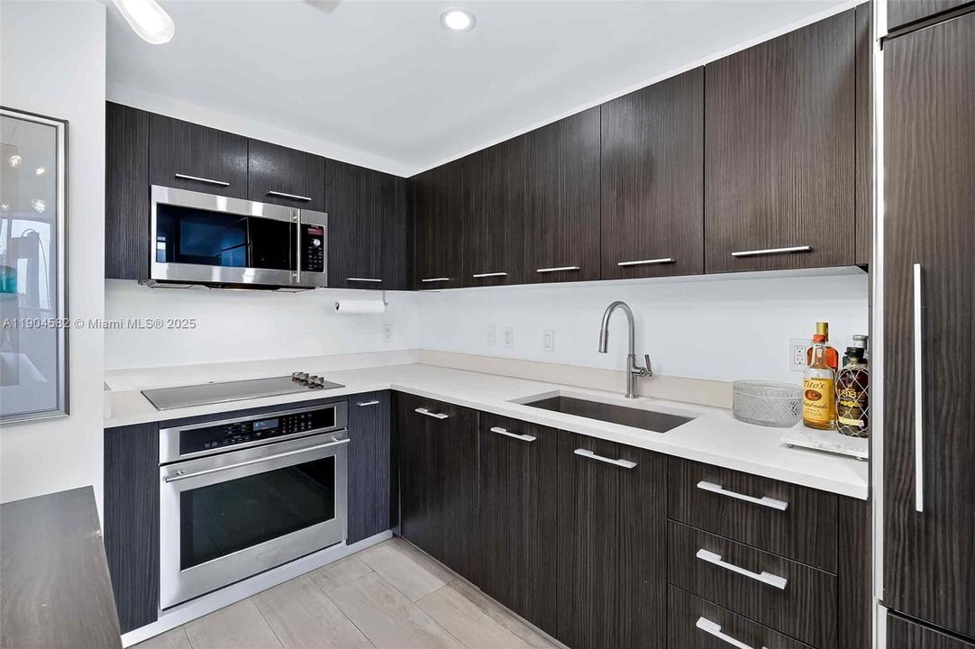 Recently Rented: $4,300 (1 beds, 2 baths, 843 Square Feet)