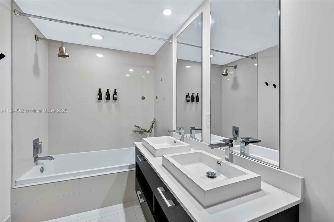 Recently Rented: $4,300 (1 beds, 2 baths, 843 Square Feet)