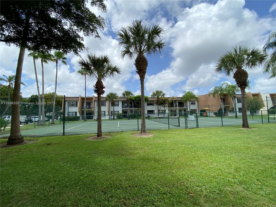 For Sale: $255,000 (1 beds, 1 baths, 672 Square Feet)