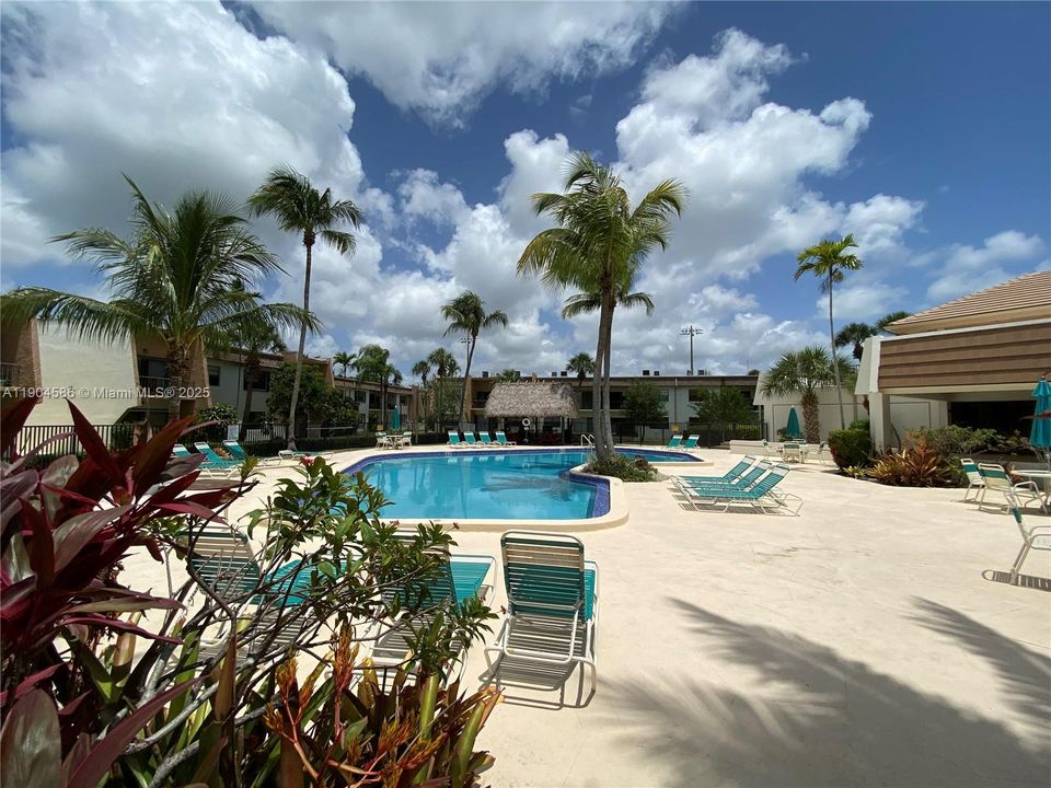 For Sale: $255,000 (1 beds, 1 baths, 672 Square Feet)