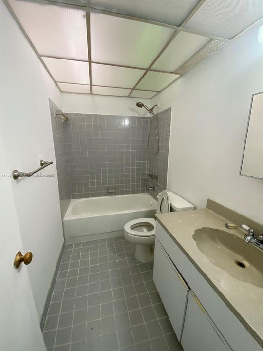 For Sale: $255,000 (1 beds, 1 baths, 672 Square Feet)