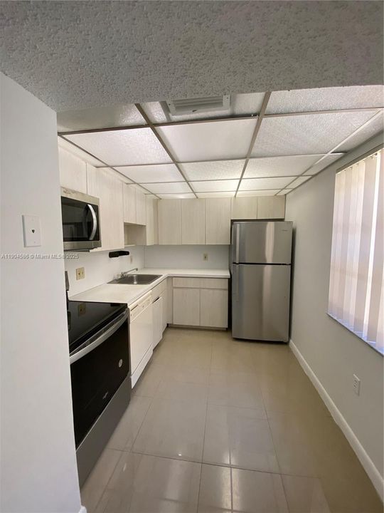 For Sale: $255,000 (1 beds, 1 baths, 672 Square Feet)