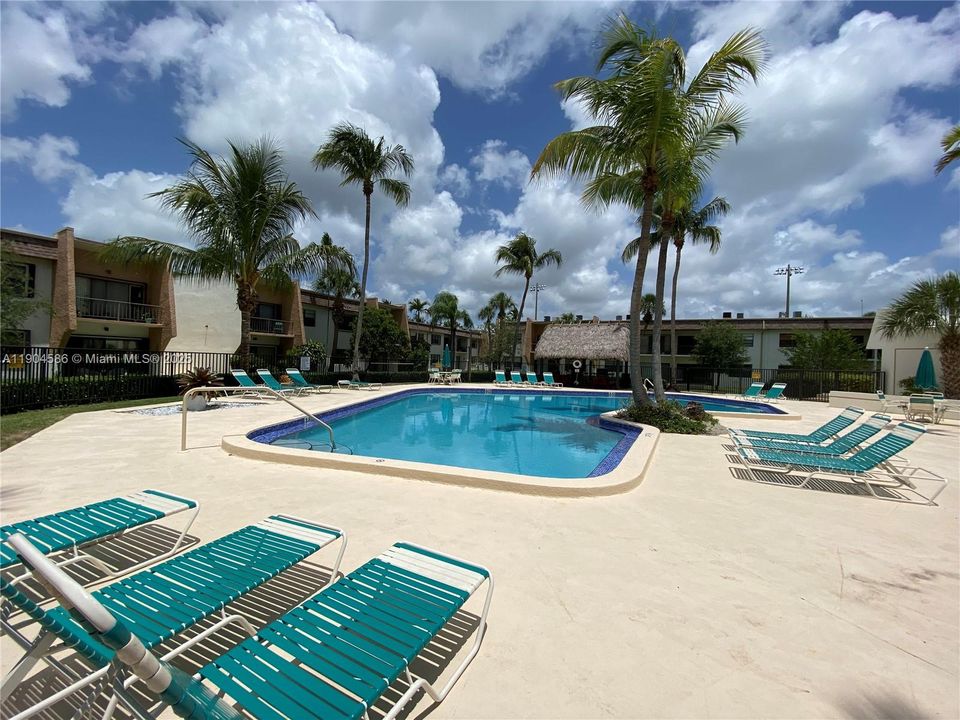 For Sale: $255,000 (1 beds, 1 baths, 672 Square Feet)