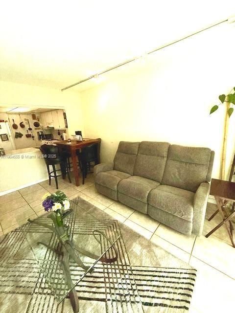 На продажу: $210,000 (2 спален, 1 ванн, 850 Квадратных фут)