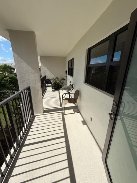 На продажу: $210,000 (2 спален, 1 ванн, 850 Квадратных фут)