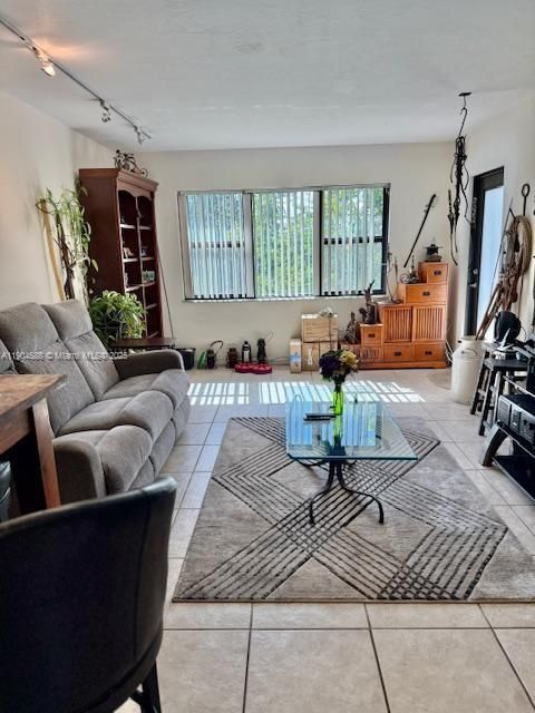 На продажу: $210,000 (2 спален, 1 ванн, 850 Квадратных фут)