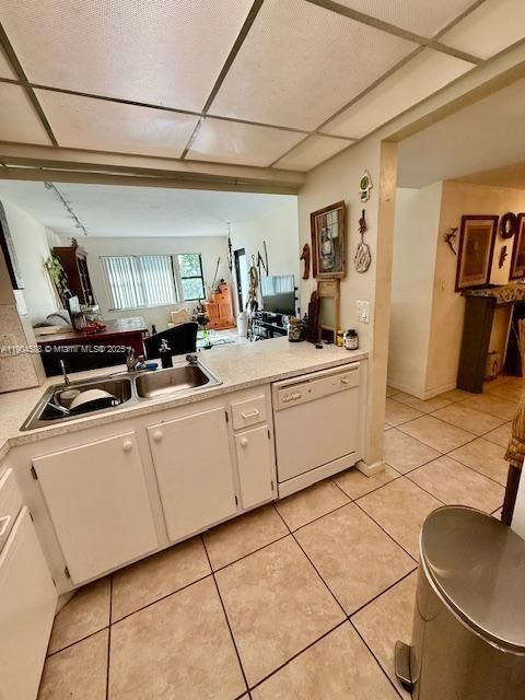 На продажу: $210,000 (2 спален, 1 ванн, 850 Квадратных фут)