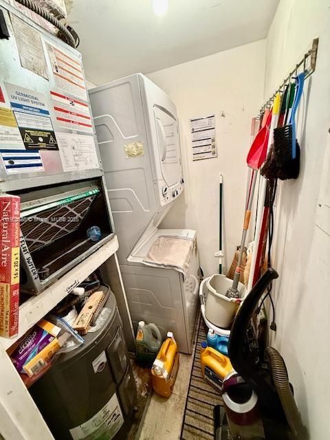 На продажу: $210,000 (2 спален, 1 ванн, 850 Квадратных фут)