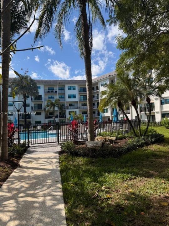 На продажу: $210,000 (2 спален, 1 ванн, 850 Квадратных фут)