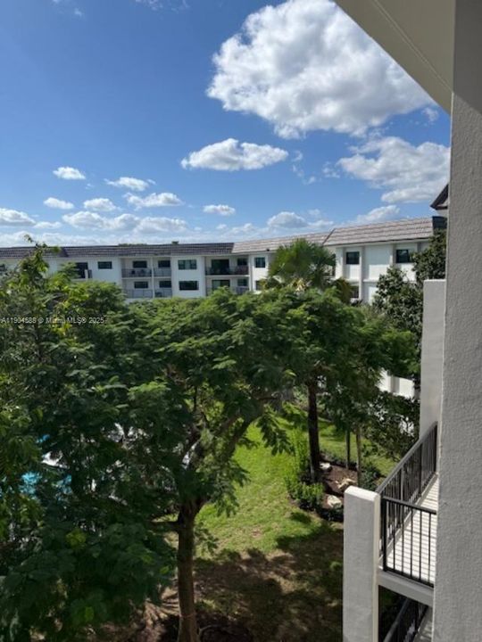 На продажу: $210,000 (2 спален, 1 ванн, 850 Квадратных фут)