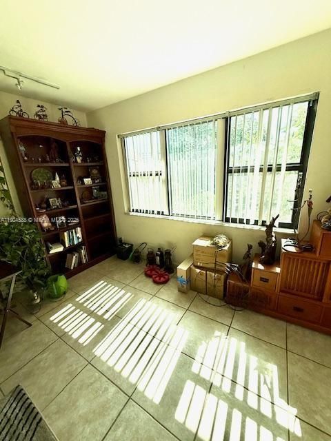 На продажу: $210,000 (2 спален, 1 ванн, 850 Квадратных фут)