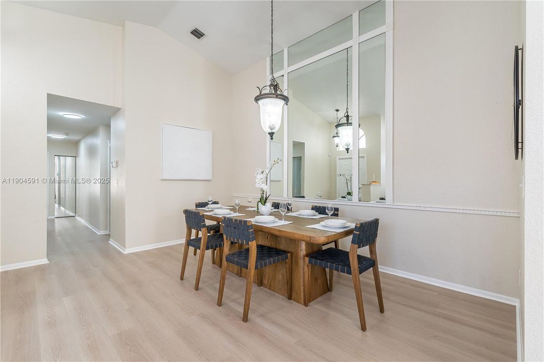 Activo con contrato: $615,000 (3 camas, 2 baños, 1717 Pies cuadrados)