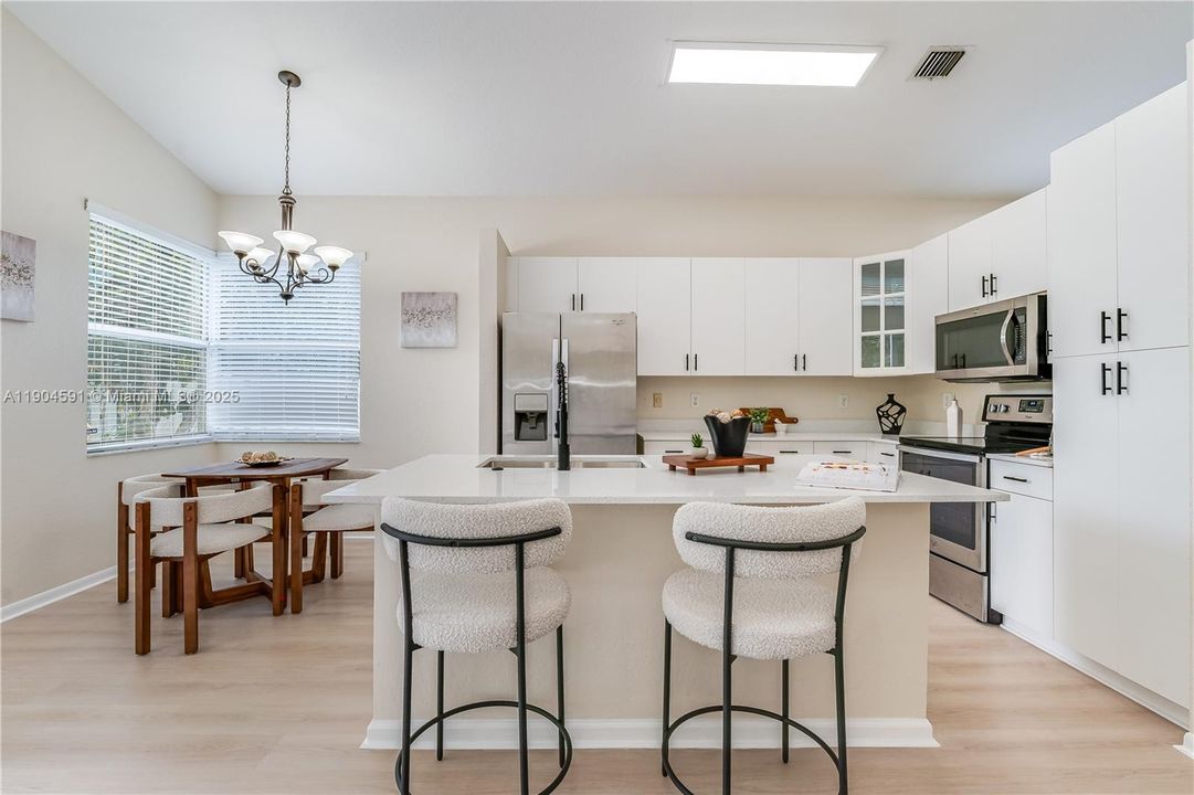 Activo con contrato: $615,000 (3 camas, 2 baños, 1717 Pies cuadrados)