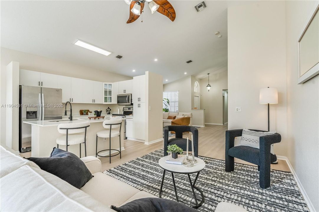 Activo con contrato: $615,000 (3 camas, 2 baños, 1717 Pies cuadrados)