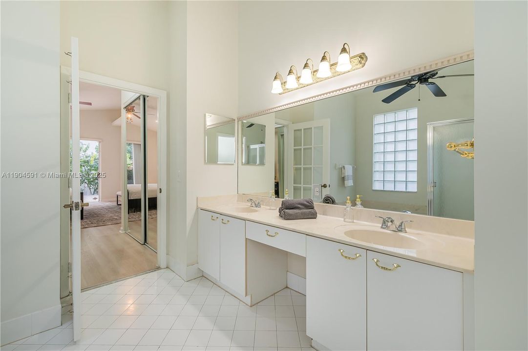 Activo con contrato: $615,000 (3 camas, 2 baños, 1717 Pies cuadrados)