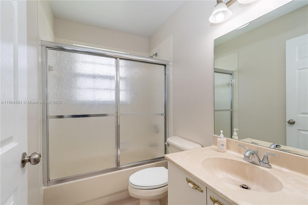 Activo con contrato: $615,000 (3 camas, 2 baños, 1717 Pies cuadrados)