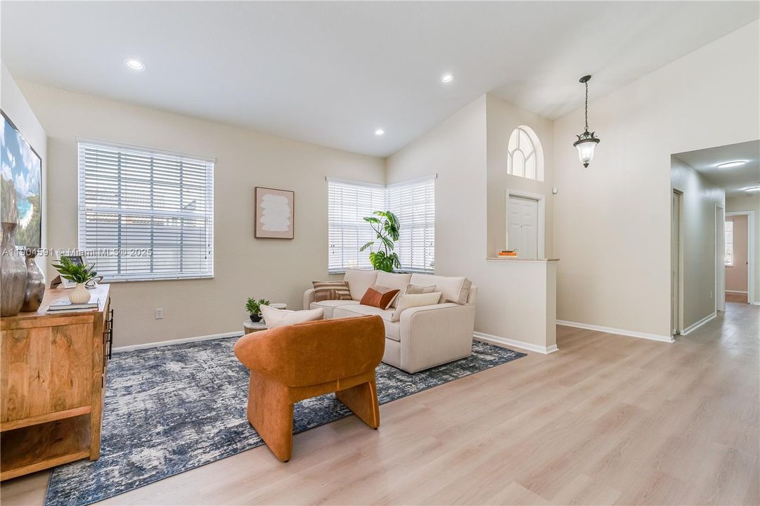 Activo con contrato: $615,000 (3 camas, 2 baños, 1717 Pies cuadrados)