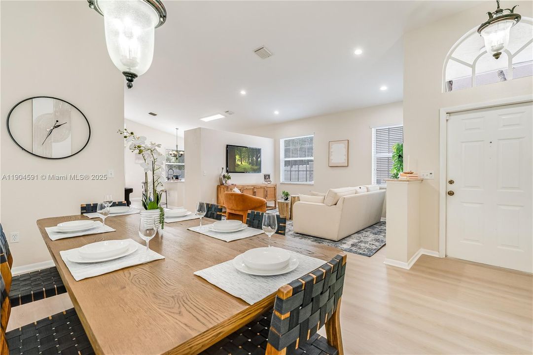 Activo con contrato: $615,000 (3 camas, 2 baños, 1717 Pies cuadrados)