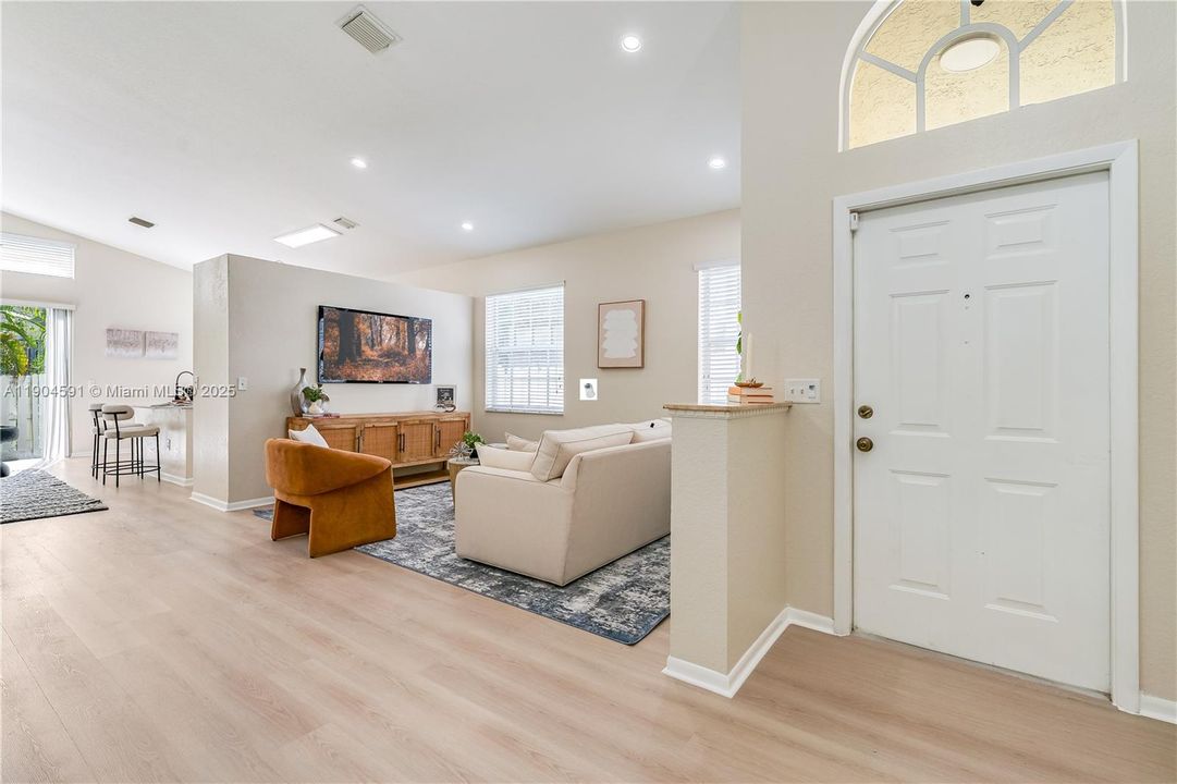 Activo con contrato: $615,000 (3 camas, 2 baños, 1717 Pies cuadrados)