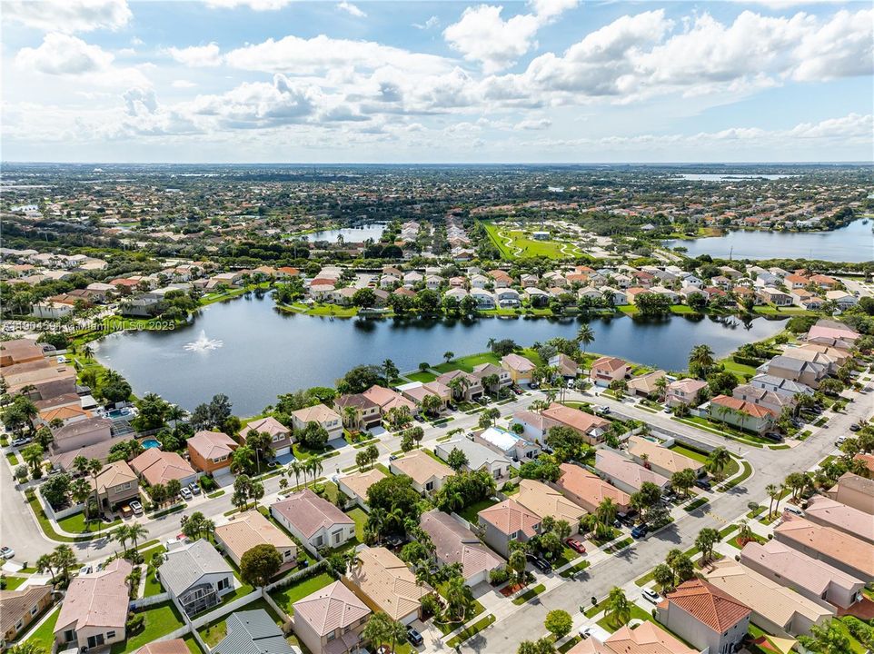 Activo con contrato: $615,000 (3 camas, 2 baños, 1717 Pies cuadrados)