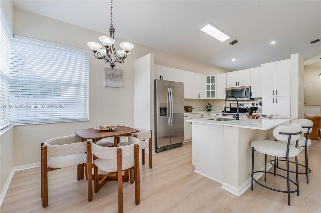 Activo con contrato: $615,000 (3 camas, 2 baños, 1717 Pies cuadrados)