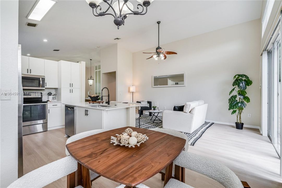 Activo con contrato: $615,000 (3 camas, 2 baños, 1717 Pies cuadrados)