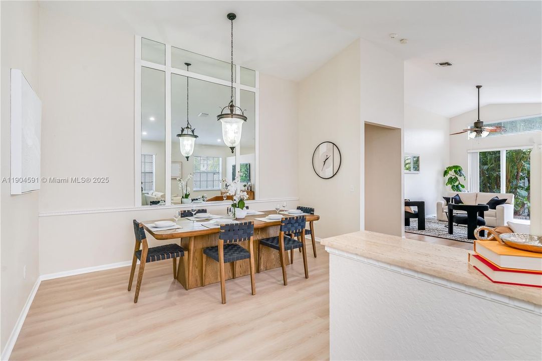 Activo con contrato: $615,000 (3 camas, 2 baños, 1717 Pies cuadrados)