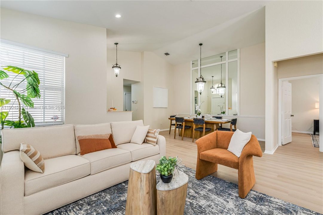 Activo con contrato: $615,000 (3 camas, 2 baños, 1717 Pies cuadrados)