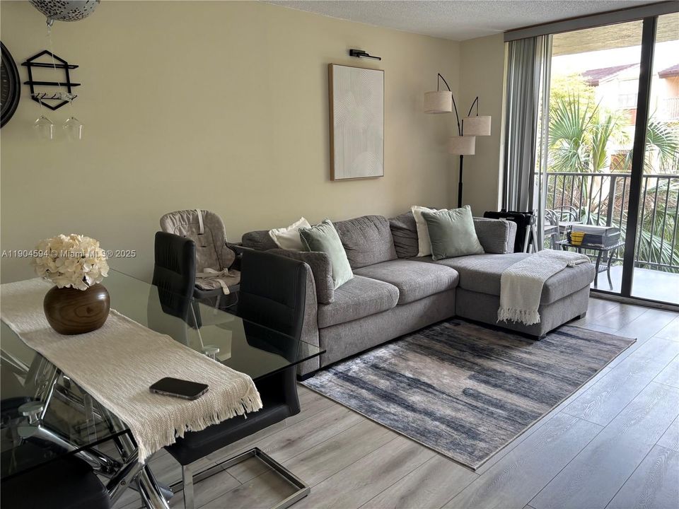 For Sale: $210,000 (1 beds, 1 baths, 614 Square Feet)