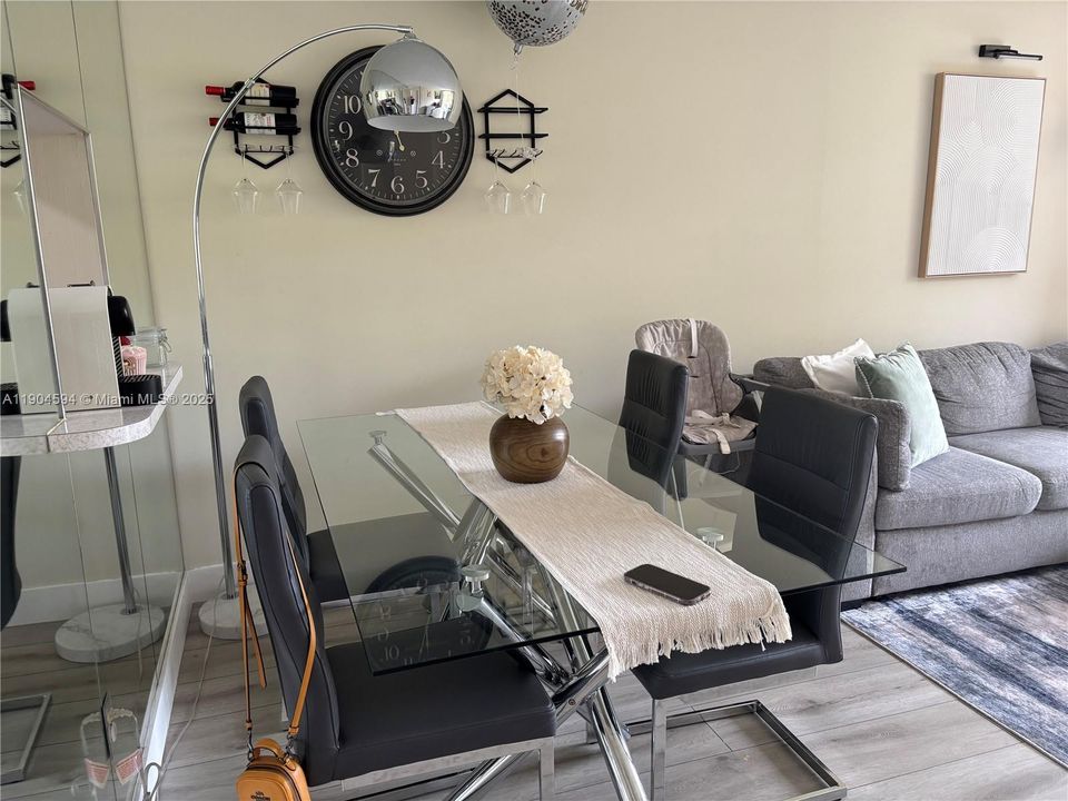 For Sale: $210,000 (1 beds, 1 baths, 614 Square Feet)