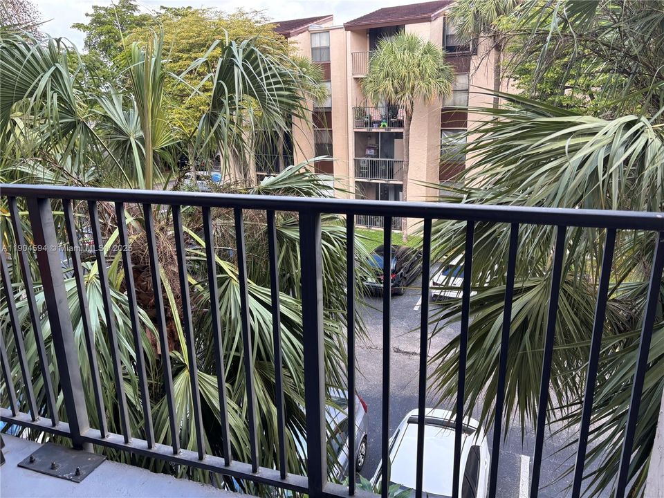 For Sale: $210,000 (1 beds, 1 baths, 614 Square Feet)