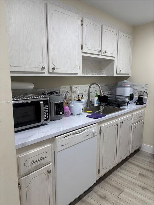 For Sale: $210,000 (1 beds, 1 baths, 614 Square Feet)