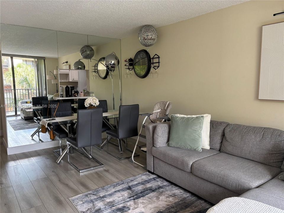 For Sale: $210,000 (1 beds, 1 baths, 614 Square Feet)