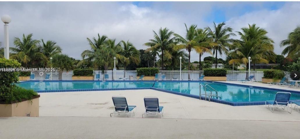 For Sale: $210,000 (1 beds, 1 baths, 614 Square Feet)