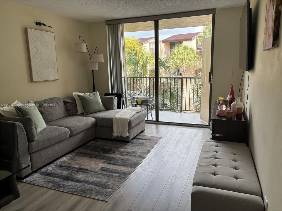 For Sale: $210,000 (1 beds, 1 baths, 614 Square Feet)