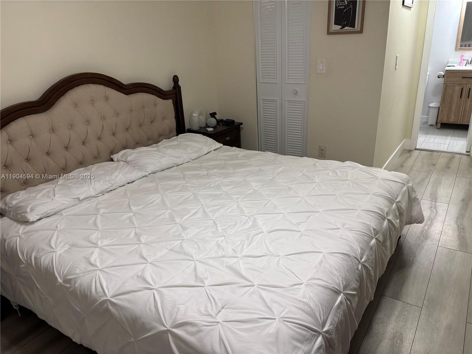 For Sale: $210,000 (1 beds, 1 baths, 614 Square Feet)