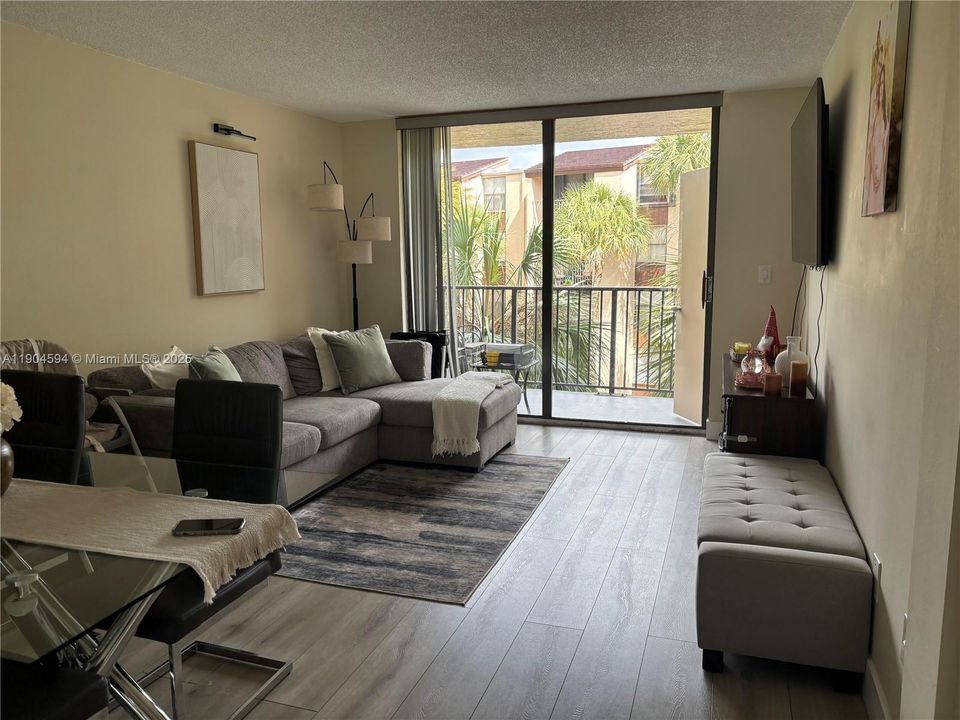 For Sale: $210,000 (1 beds, 1 baths, 614 Square Feet)