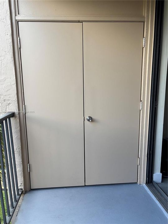 For Sale: $210,000 (1 beds, 1 baths, 614 Square Feet)