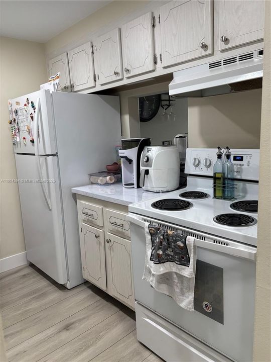 For Sale: $210,000 (1 beds, 1 baths, 614 Square Feet)