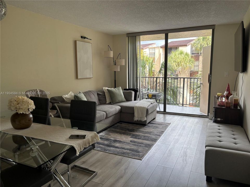 For Sale: $210,000 (1 beds, 1 baths, 614 Square Feet)