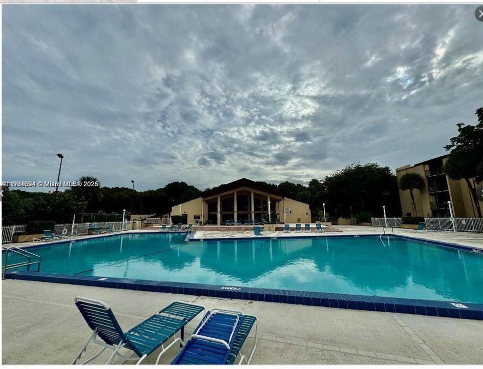 For Sale: $210,000 (1 beds, 1 baths, 614 Square Feet)