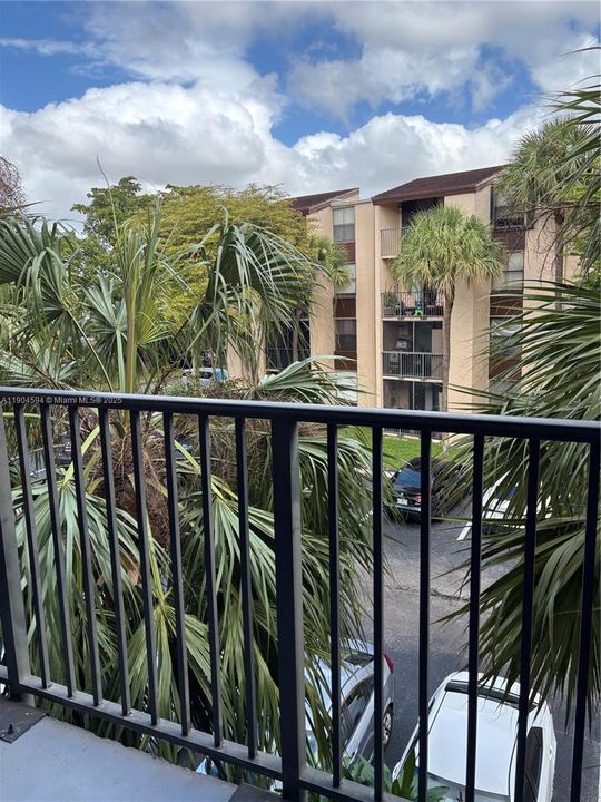 For Sale: $210,000 (1 beds, 1 baths, 614 Square Feet)